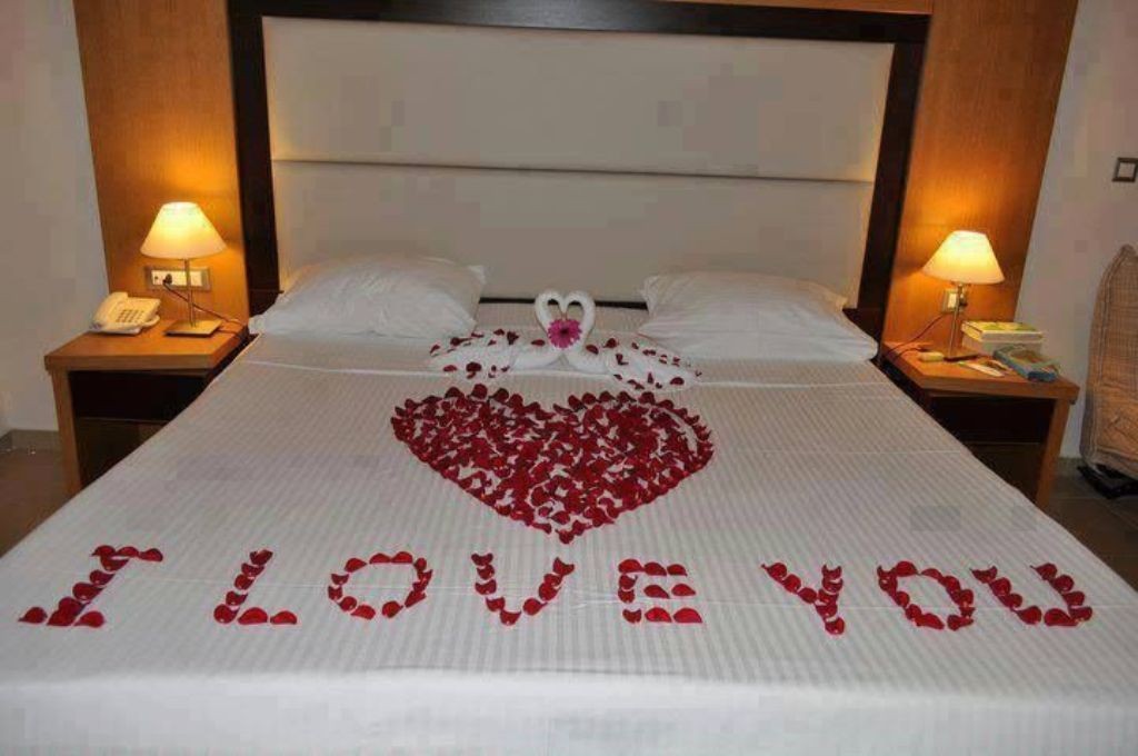valentines-day-bedroom-decoration-1 61 Awesome Valentine's Day Decoration Ideas