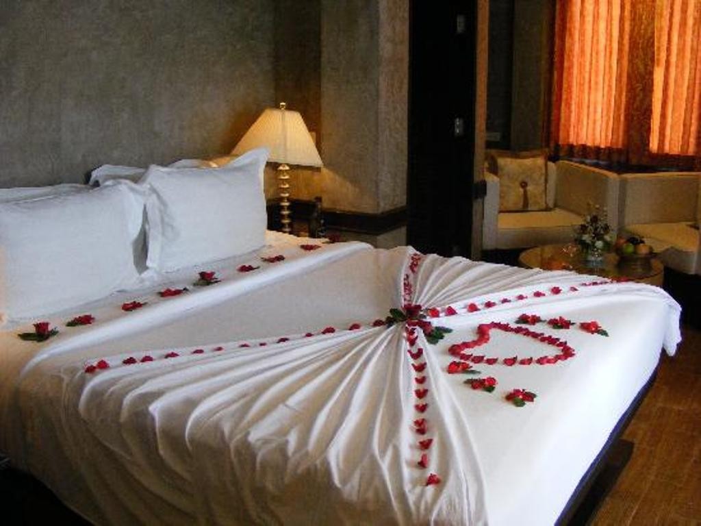 valentines-day-bedroom-decoration-3 61 Awesome Valentine's Day Decoration Ideas