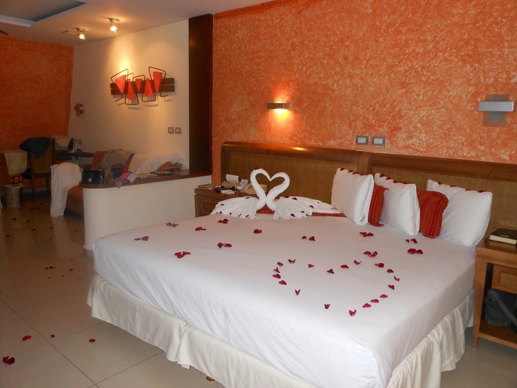 valentines-day-bedroom-decoration-5 61 Awesome Valentine's Day Decoration Ideas
