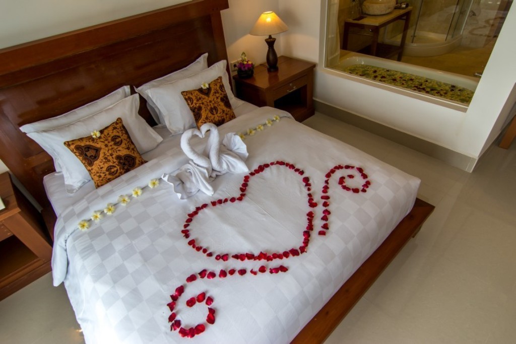 valentines-day-bedroom-decoration-7 61 Awesome Valentine's Day Decoration Ideas