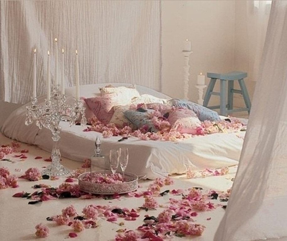 valentines-day-bedroom-decoration 61 Awesome Valentine's Day Decoration Ideas