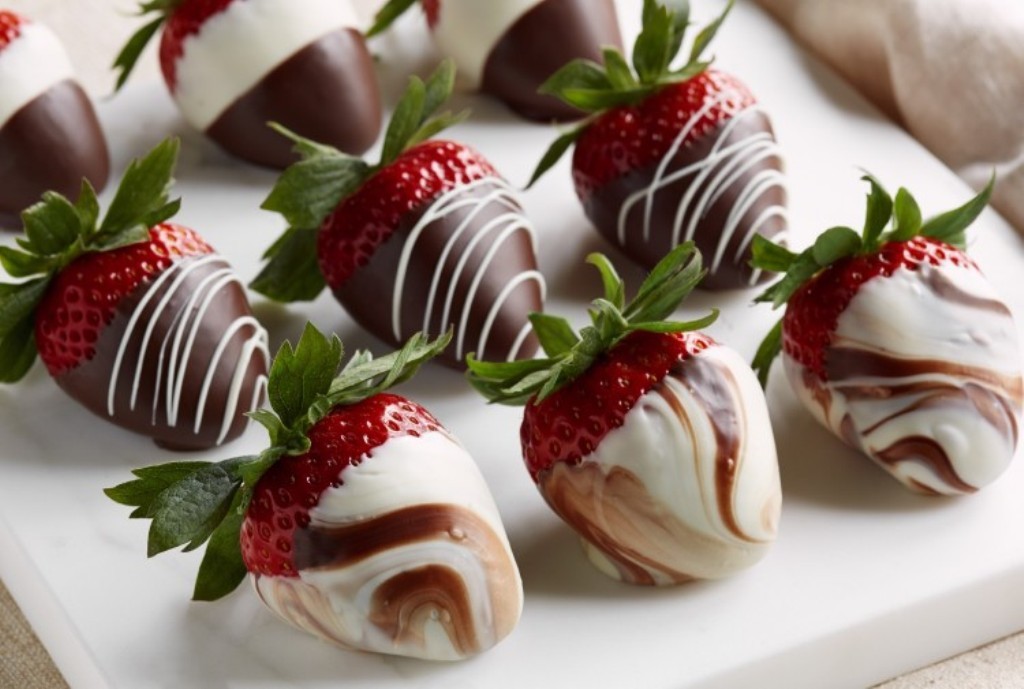 Chocolate-Covered-Strawberries-3 65 Most Romantic Valentine's Day Chocolate Treat Ideas