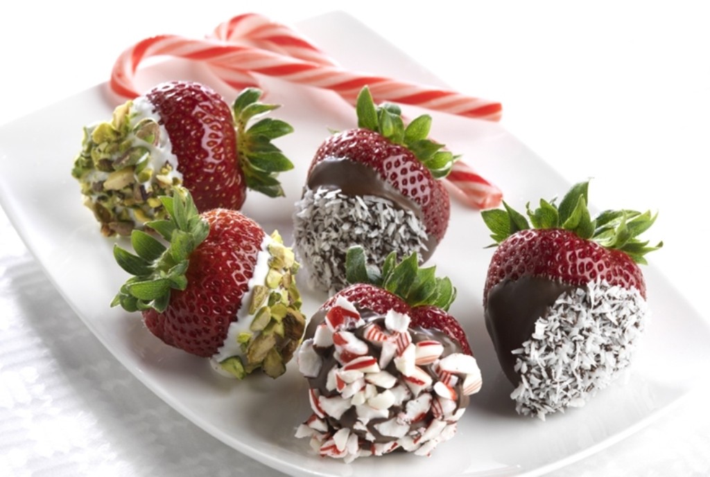 65 Most Romantic Valentine's Day Chocolate Treat Ideas 6 Chocolate Covered Strawberries (4)