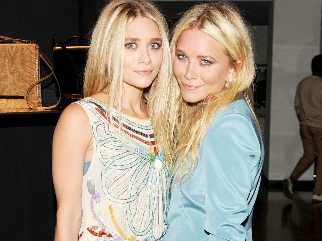 Olsen-Wallpaper-mary-kate-and-ashley-olsen-25138569-1024-768 5 Celebrities Who Have an Identical Twin