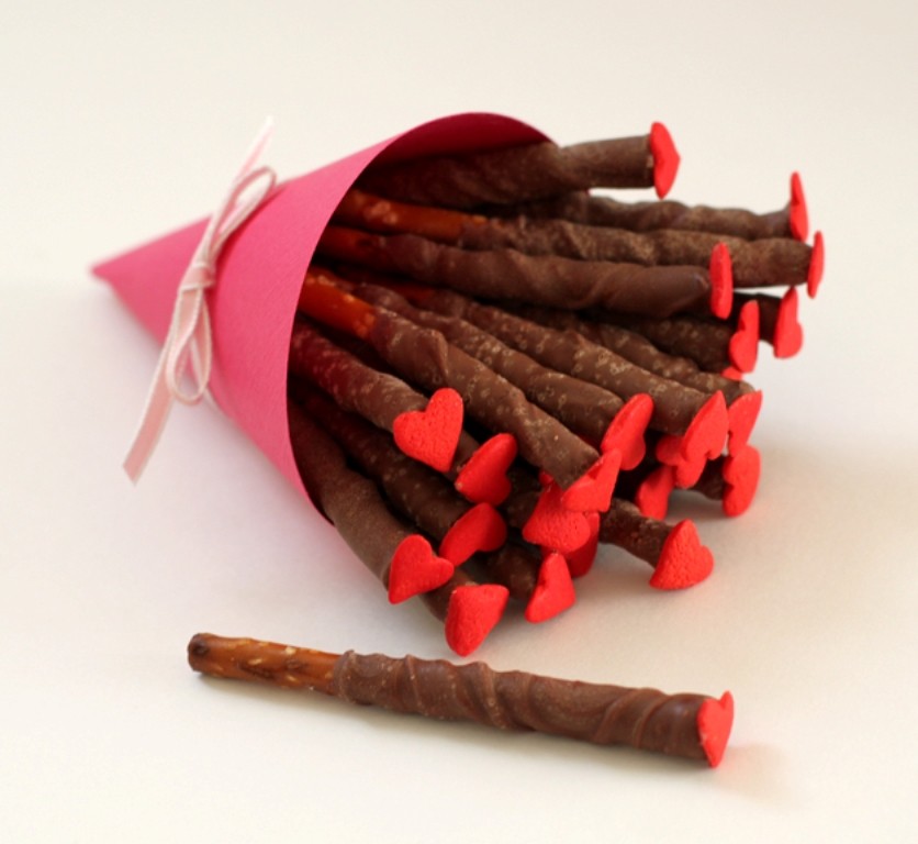 65 Most Romantic Valentine's Day Chocolate Treat Ideas 35 chocolate covered pretzels (5)