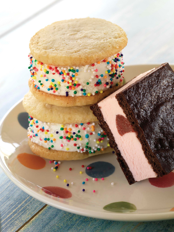 Chocolate-and-Strawberry-Ice-Cream-Sandwiches1 2 Creative Dessert Recipes That Will Impress Your Husband