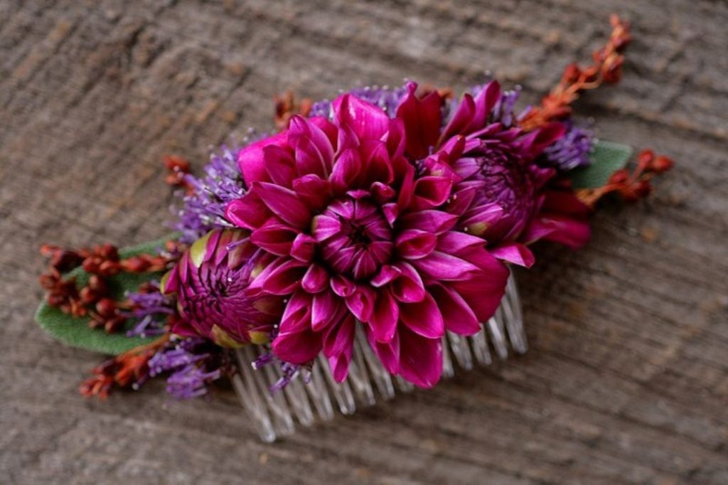 Flower-hair-comb-7 50+ Most Creative Ideas to Put Flowers in Your Hair ...