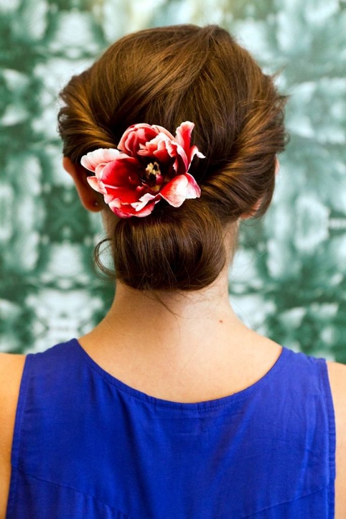 Single-bloom-2 50+ Most Creative Ideas to Put Flowers in Your Hair ...