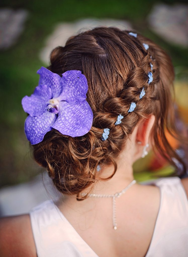 Single-bloom-4 50+ Most Creative Ideas to Put Flowers in Your Hair ...