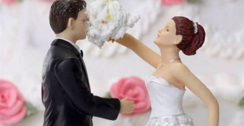 funny wedding cake toppers 8 50+ Funniest Wedding Cake Toppers That'll Make You Smile [Pictures] ... - funny wedding cakes 1