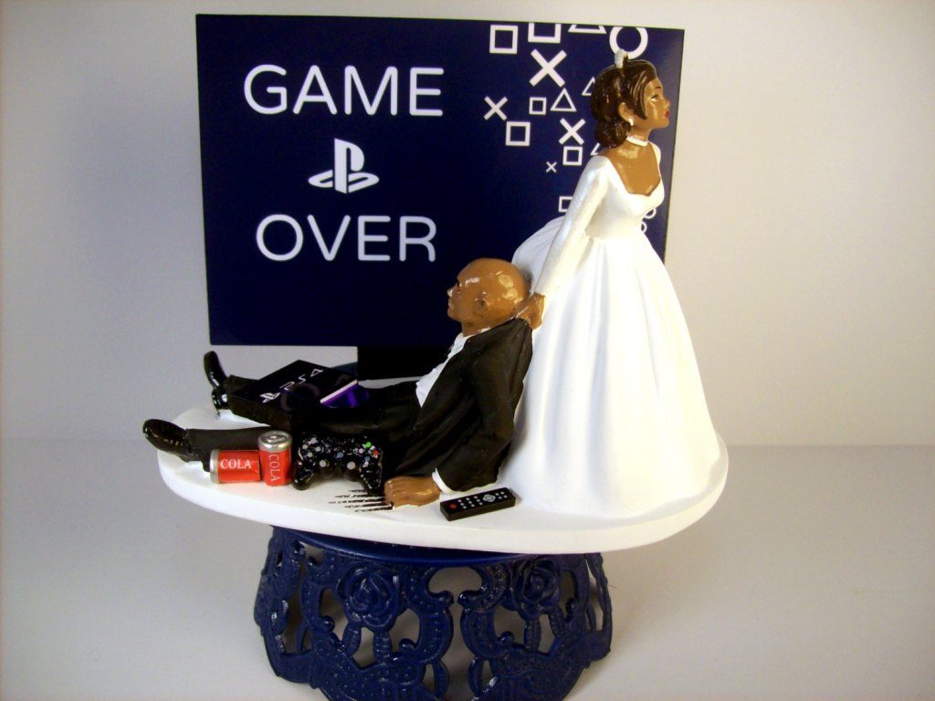 game-over-wedding-cake-toppers-2 50+ Funniest Wedding Cake Toppers That'll Make You Smile [Pictures] ...
