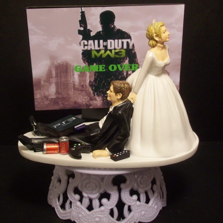 game-over-wedding-cake-toppers-5 50+ Funniest Wedding Cake Toppers That'll Make You Smile [Pictures] ...