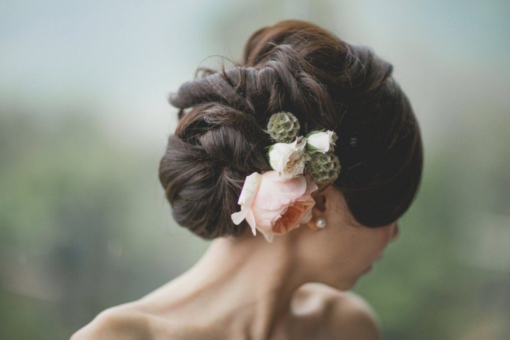 hair-flowers-18 50+ Most Creative Ideas to Put Flowers in Your Hair ...