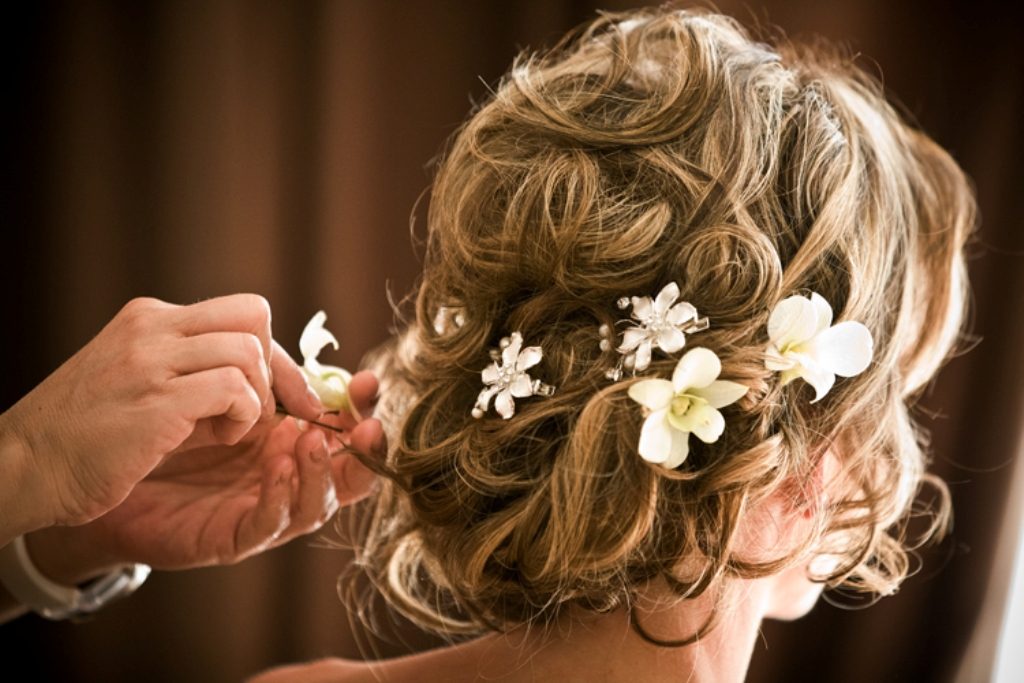hair-flowers-19 50+ Most Creative Ideas to Put Flowers in Your Hair ...