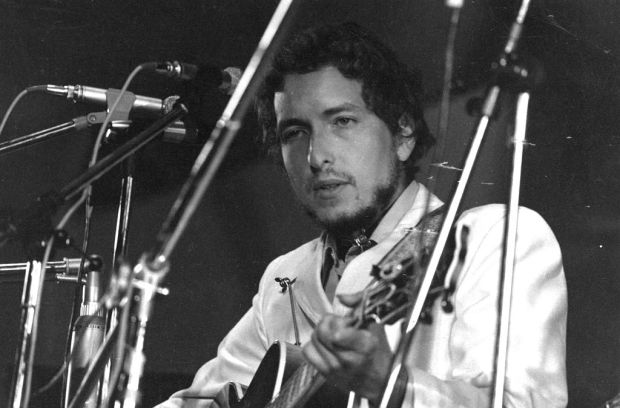 1969: American singer-songwriter Bob Dylan in concert at the Isle of Wight Pop Festival. 