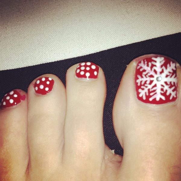 45+ Lovely Christmas Toenail Art Design Ideas 41 Christmas Toenail Art Design Ideas 2017 (39)