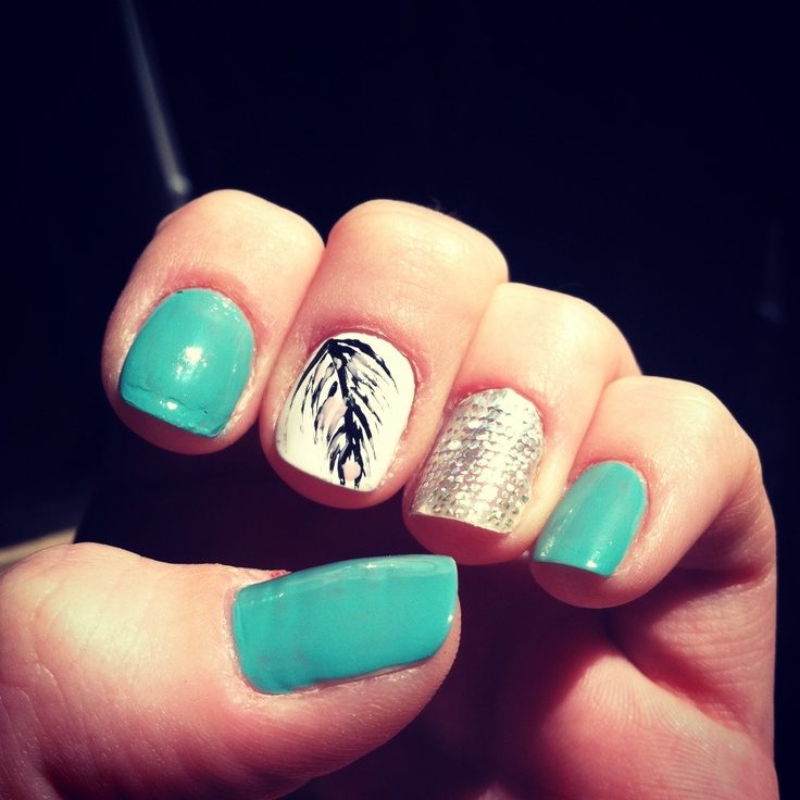 36 Easiest Feather Nail Art Designs 13 0d4dde35271ebfa70f4f0fe4a49f3289