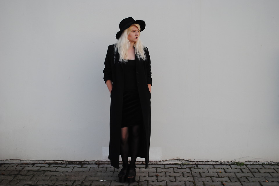 8 Main Winter & Fall Jackets & Coats Trends 10 Long Black Coat1 8 Main Winter & Fall Jackets & Coats Trends - 10