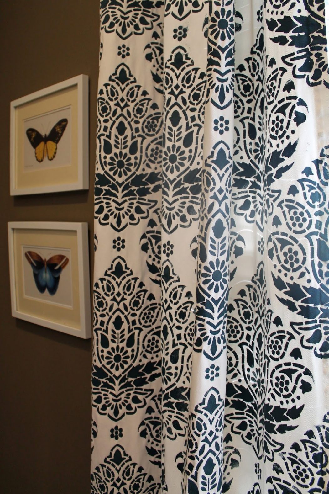 Stenciled-Curtains4 37+ Creative Curtains Design Ideas To DIY