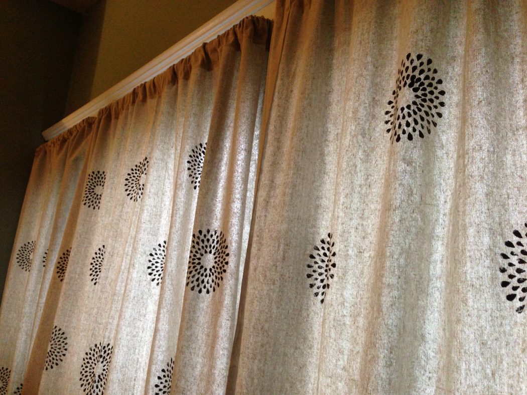 Stenciled Curtains5 37+ Creative Curtains Design Ideas To DIY - 13