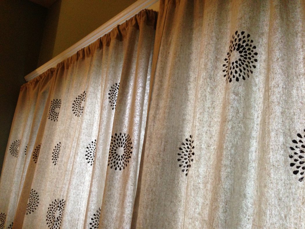 Stenciled-Curtains5 37+ Creative Curtains Design Ideas To DIY