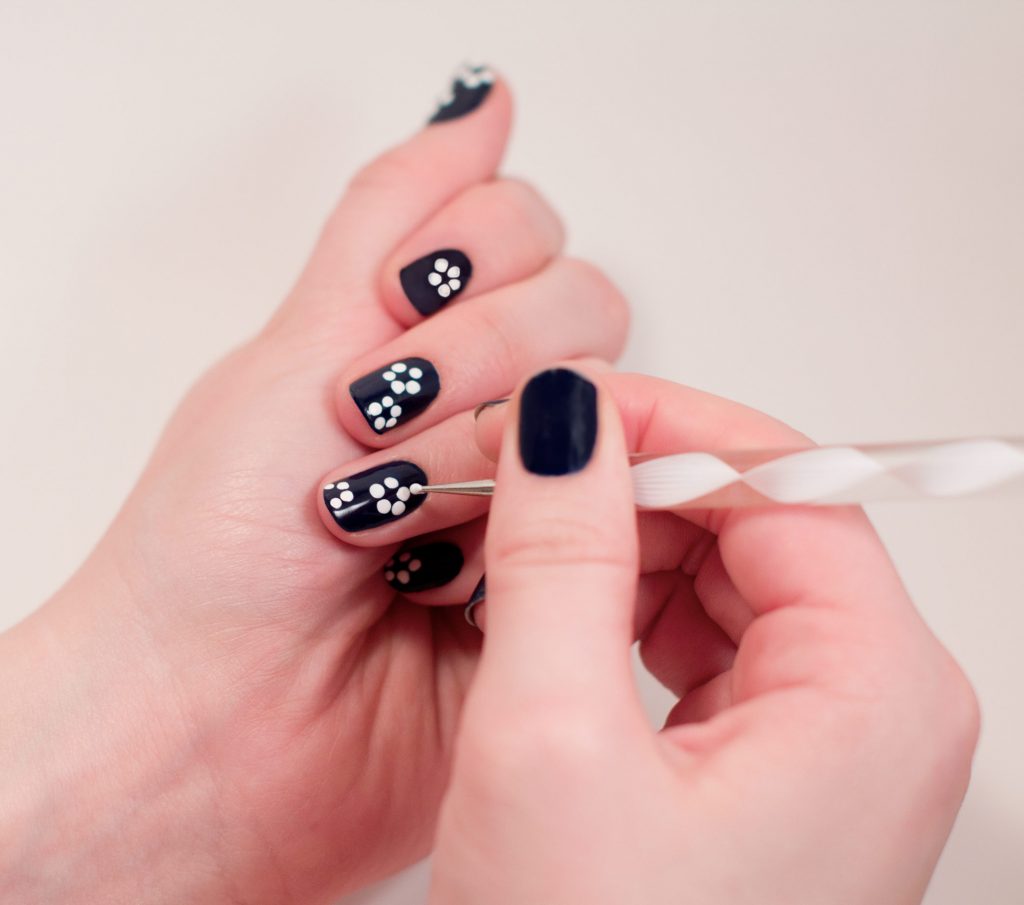 36 Easiest Feather Nail Art Designs 18 step2