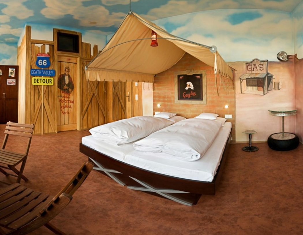 incredible-country-cowboy-themed-kids-room-furniture-decor-for-2-boys-design-ideas-with-classic-dark-brown-bed-frame-design-also-creative-brown-tent-canopy-bed-and-sky-blue-ceiling-paint-ideas