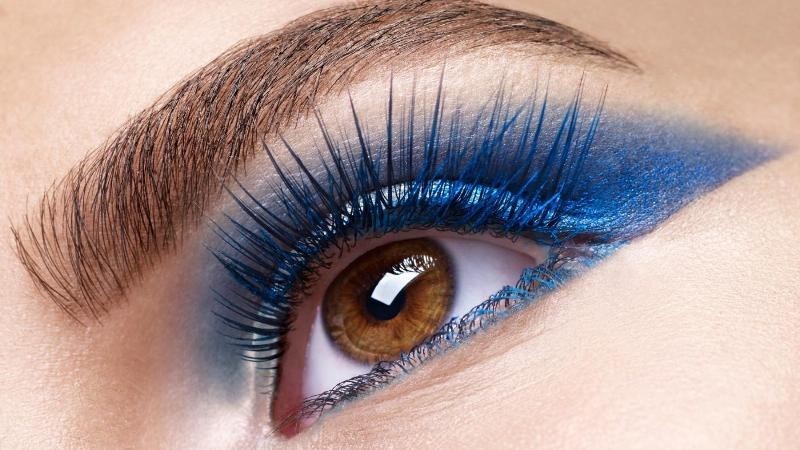 blue-eye-shadow-2 14 Latest Makeup Trends to Be More Gorgeous in 2020