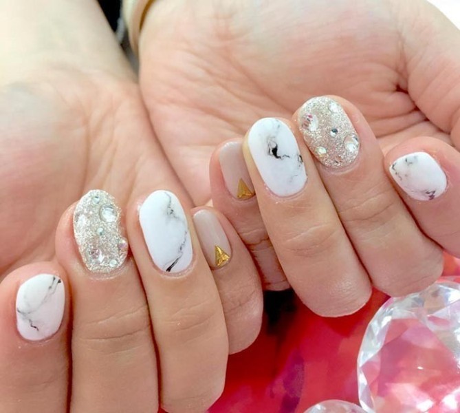 embellished-nails-7 28+ Dazzling Nail Polish Trends You Must Try in 2022