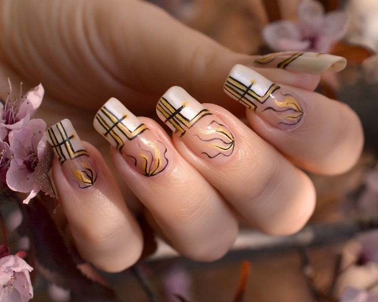 glittering-nails-8 28+ Dazzling Nail Polish Trends You Must Try in 2022
