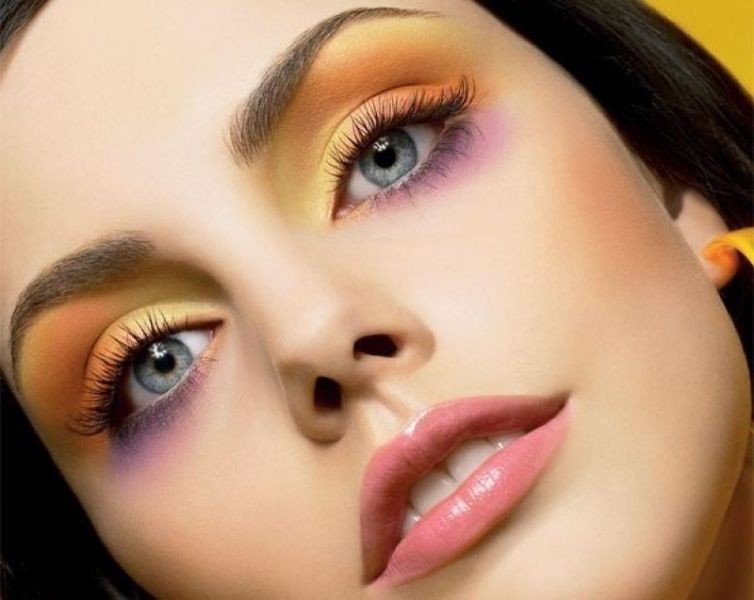 glossy-lips-and-eyes-2 14 Latest Makeup Trends to Be More Gorgeous in 2020