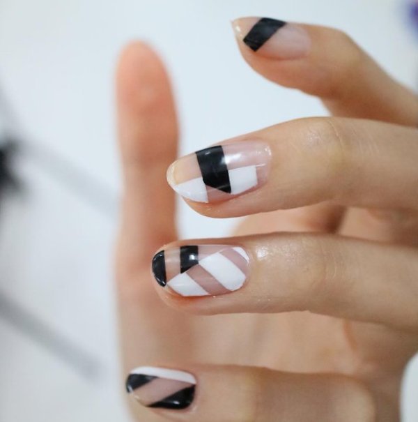 negative-space-nails-14 28+ Dazzling Nail Polish Trends You Must Try in 2022