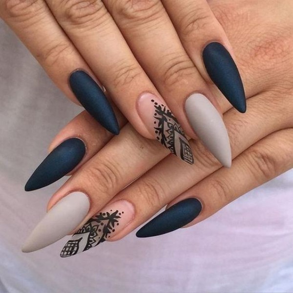 negative-space-nails-16 28+ Dazzling Nail Polish Trends You Must Try in 2022