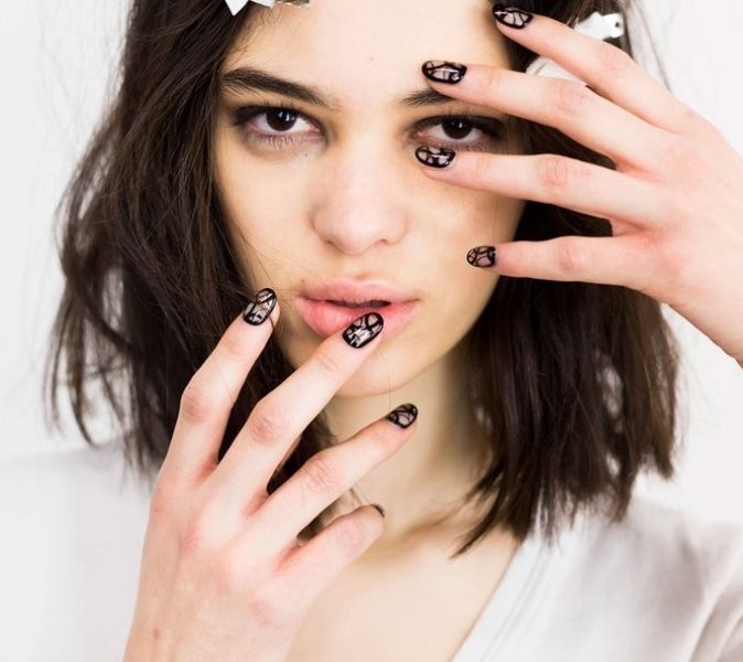 negative-space-nails-17 28+ Dazzling Nail Polish Trends You Must Try in 2022