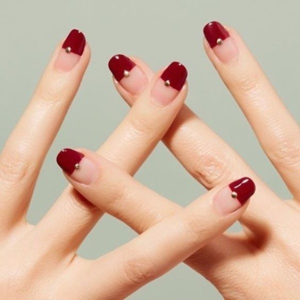 negative-space-nails-25 28+ Dazzling Nail Polish Trends You Must Try in 2022