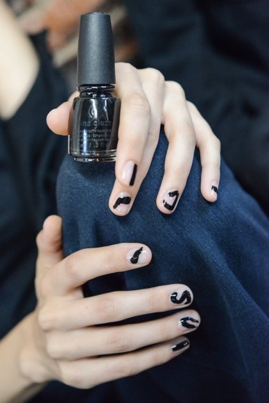 negative-space-nails-4 28+ Dazzling Nail Polish Trends You Must Try in 2022