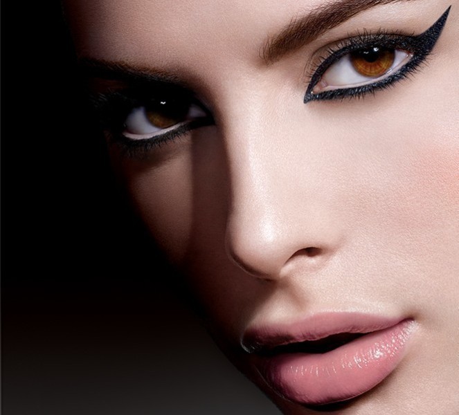 statement-liner-and-graphic-eyes-10 14 Latest Makeup Trends to Be More Gorgeous in 2020