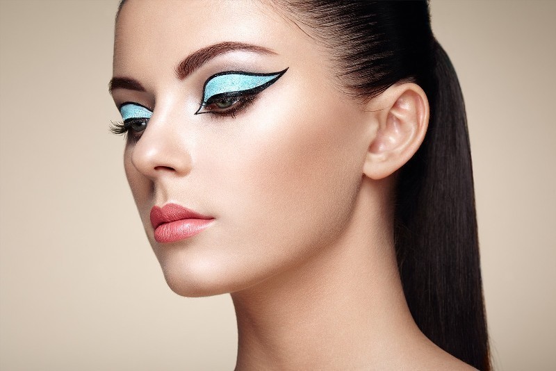 statement-liner-and-graphic-eyes-11 14 Latest Makeup Trends to Be More Gorgeous in 2020