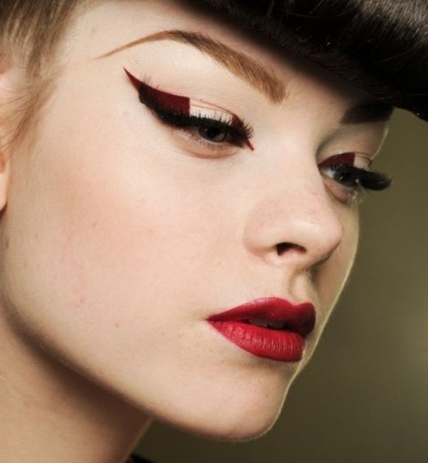 statement-liner-and-graphic-eyes-14 14 Latest Makeup Trends to Be More Gorgeous in 2020