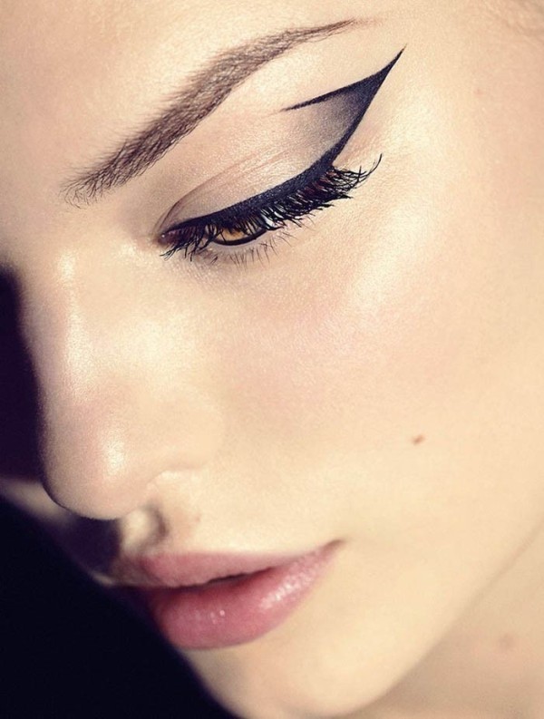 statement-liner-and-graphic-eyes-8 14 Latest Makeup Trends to Be More Gorgeous in 2020