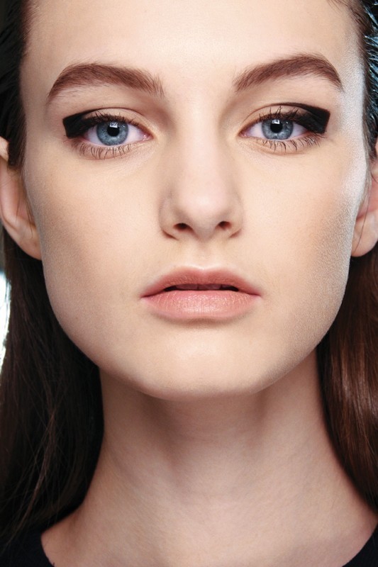 statement-liner-and-graphic-eyes 14 Latest Makeup Trends to Be More Gorgeous in 2020
