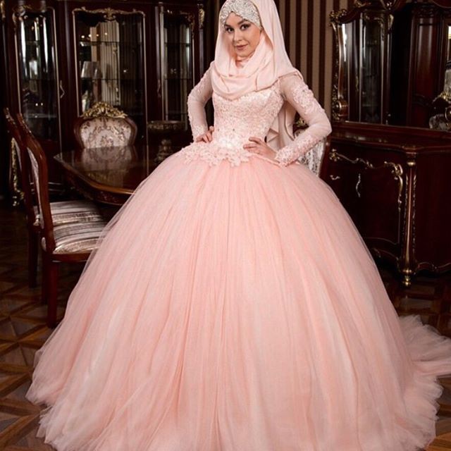 1130074832005441018 1598489808 5 Stylish Muslim Wedding Dresses Trends - 15