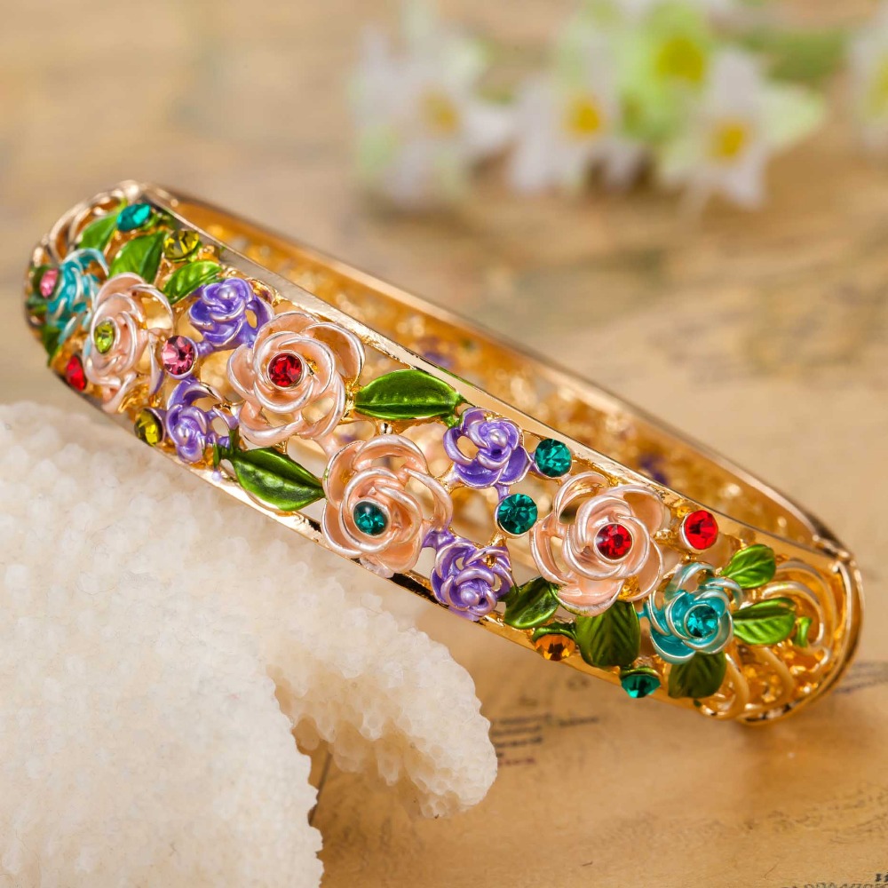 10 Most Beauty Trends That Men Hate 2 BANGLES1 10 Most Beauty Trends That Men Hate - 2