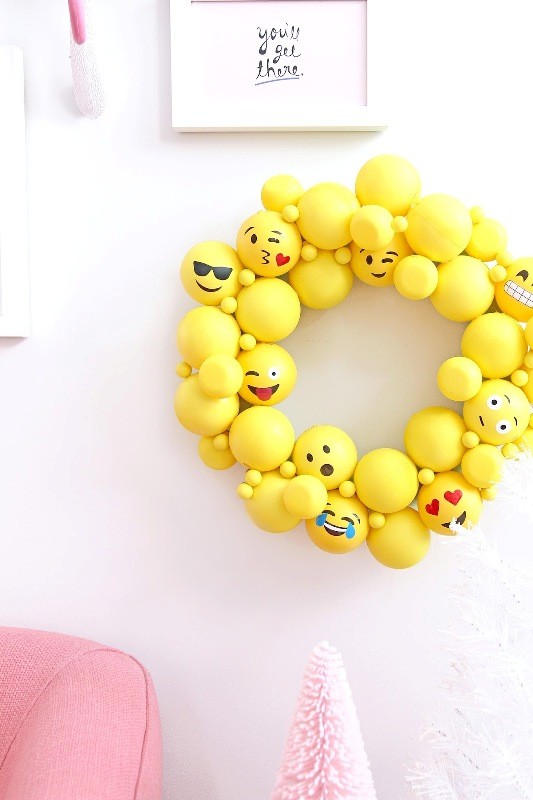 Amazing wreath for decorating your teen's bedroom 