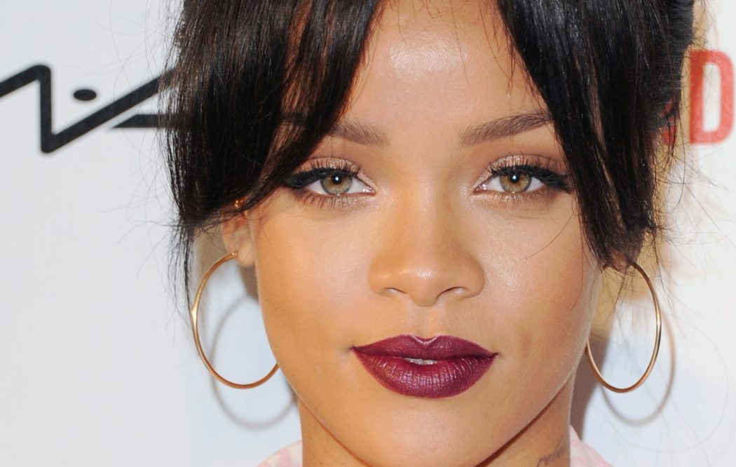 10 Most Beauty Trends That Men Hate 27 DARK LIPSTICK2 10 Most Beauty Trends That Men Hate - 27