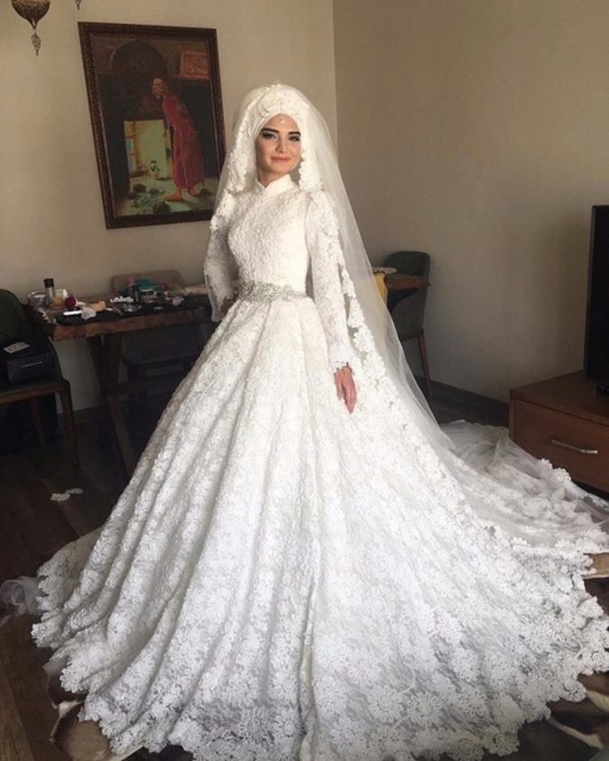 Muslim bride in wedding dress3 5 Stylish Muslim Wedding Dresses Trends - 13