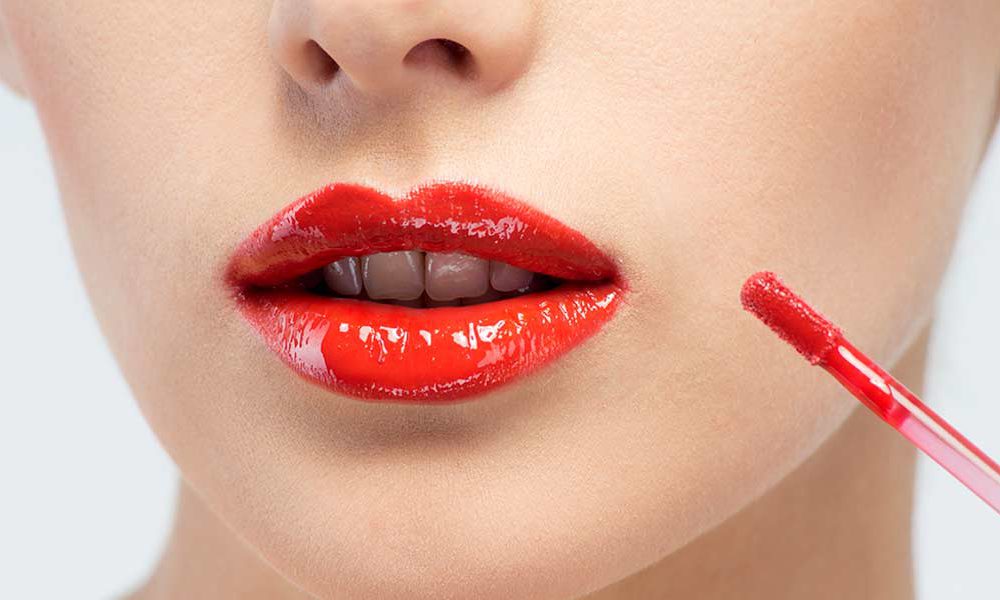 STICKY LIP GLOSS2 10 Most Beauty Trends That Men Hate - 7