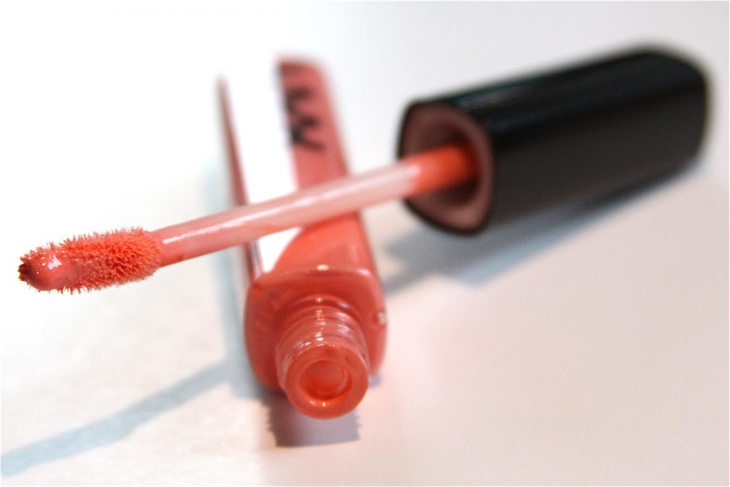 10 Most Beauty Trends That Men Hate 8 STICKY LIP GLOSS3 10 Most Beauty Trends That Men Hate - 8