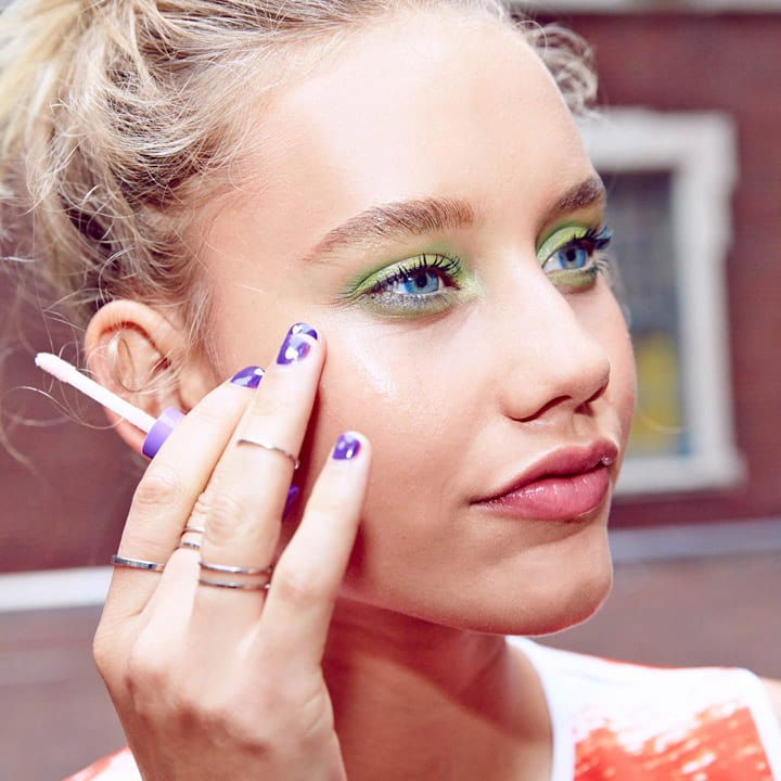 10 Most Beauty Trends That Men Hate 9 STICKY LIP GLOSS4 10 Most Beauty Trends That Men Hate - 9