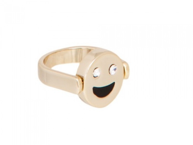 Fabulous emoji jewelry pieces in different fascinating designs 